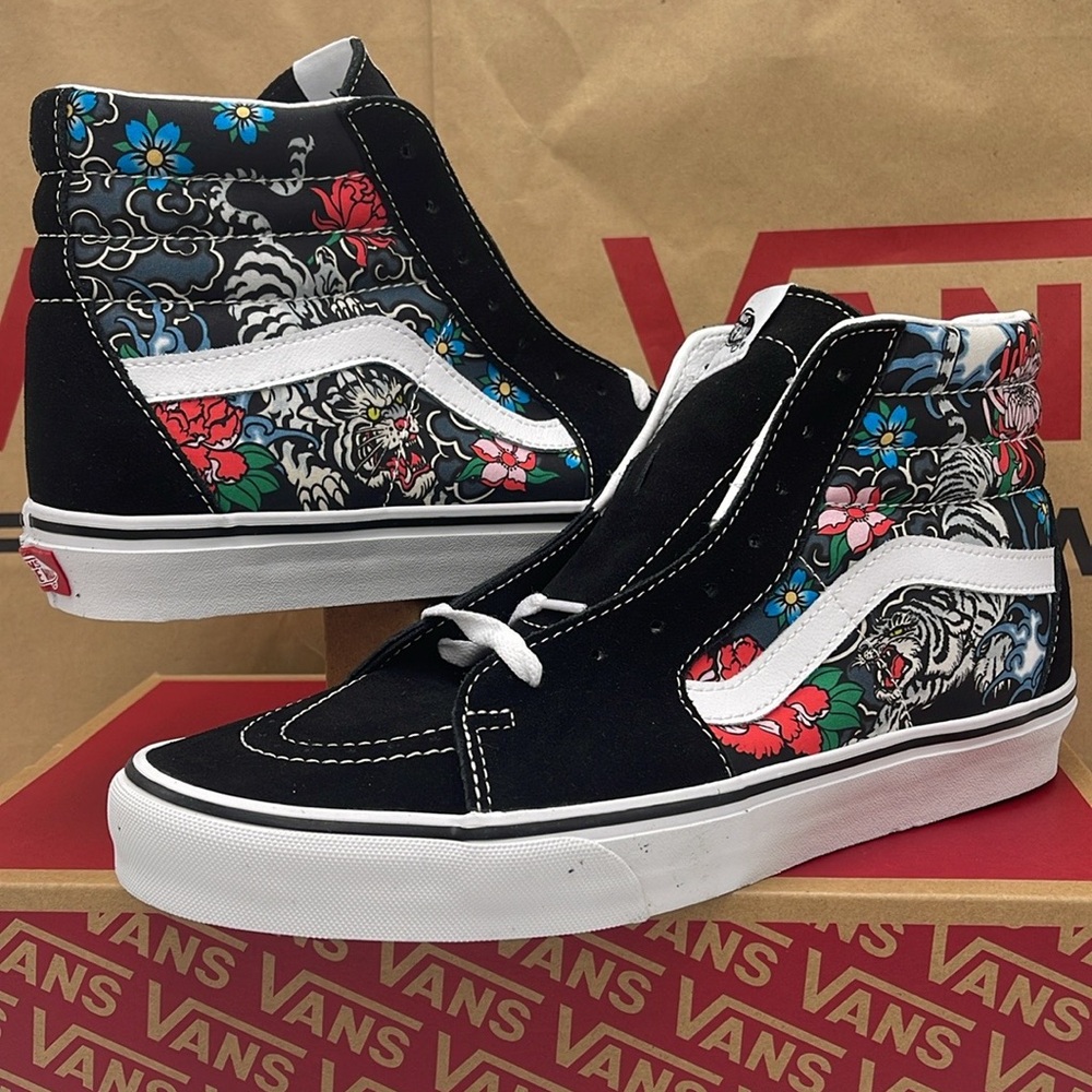 Vans Men’s High-Top Sneakers Sk8-Hi
Tiger Floral Multi/True White
VN000BW76GL - Picture 2 of 16